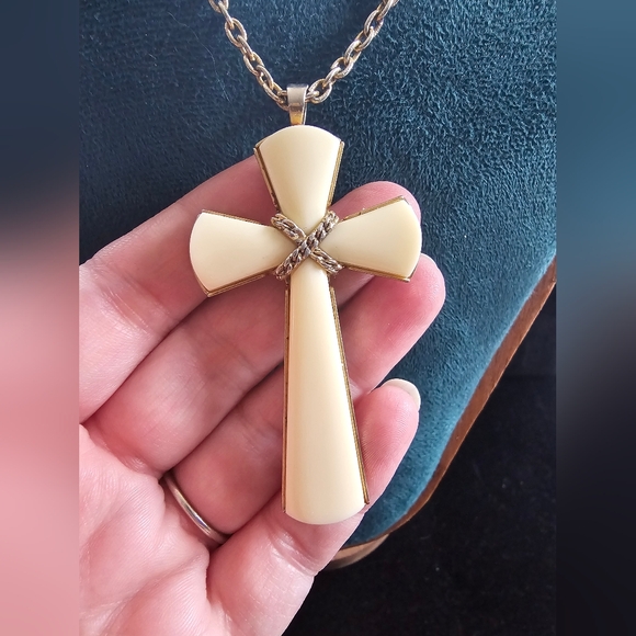 Vintage Avon Lucite Cross Necklace - Picture 3 of 8